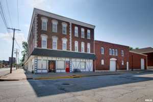 featured image of 301 S 7th St