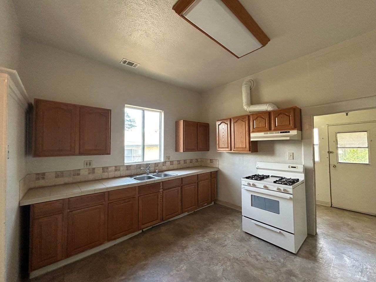 153 Locust Ave - Photo 4 of 10