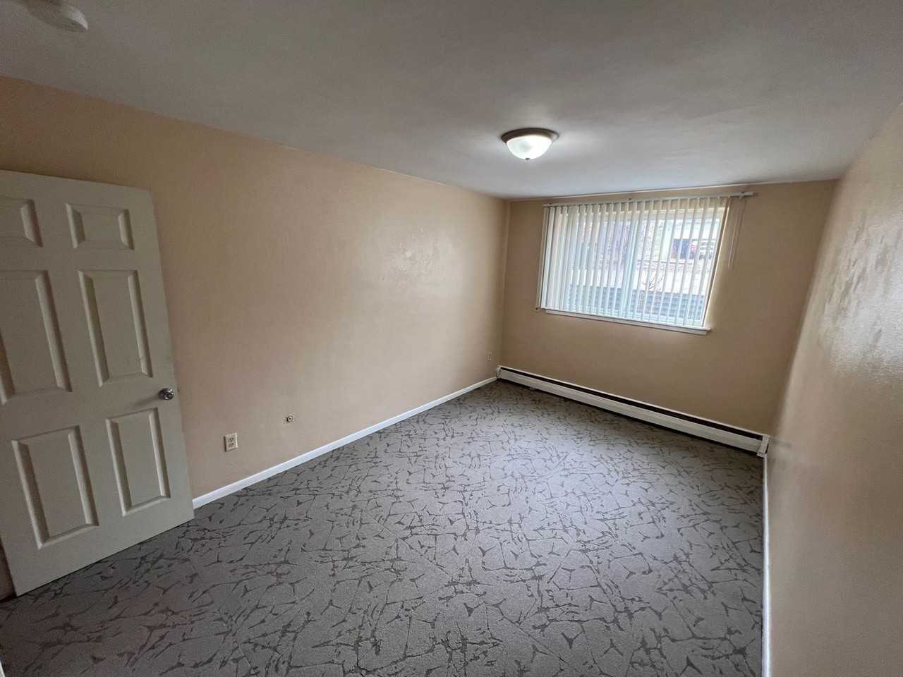 York Apartments - Photo 2 of 22