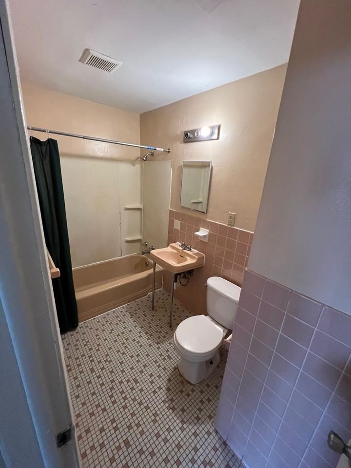 York Apartments - Photo 5 of 22