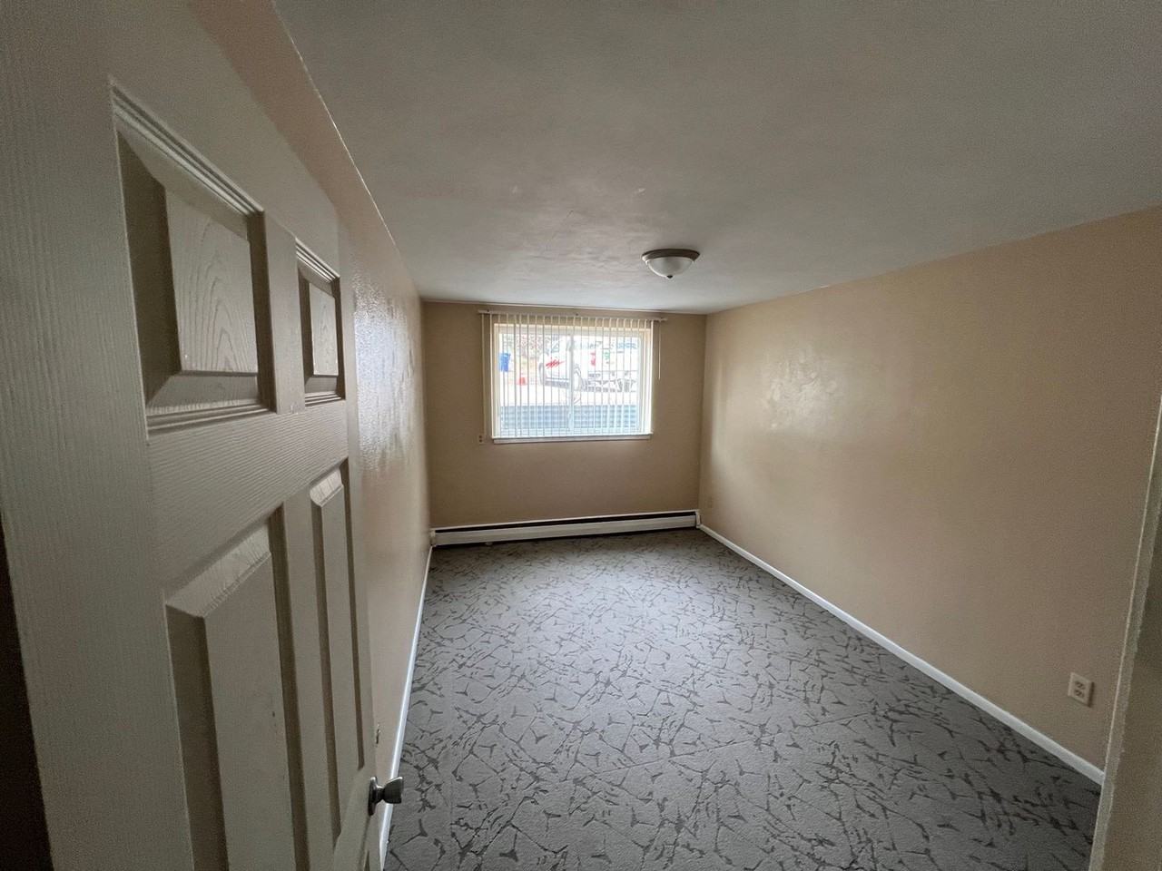 York Apartments - Photo 6 of 22