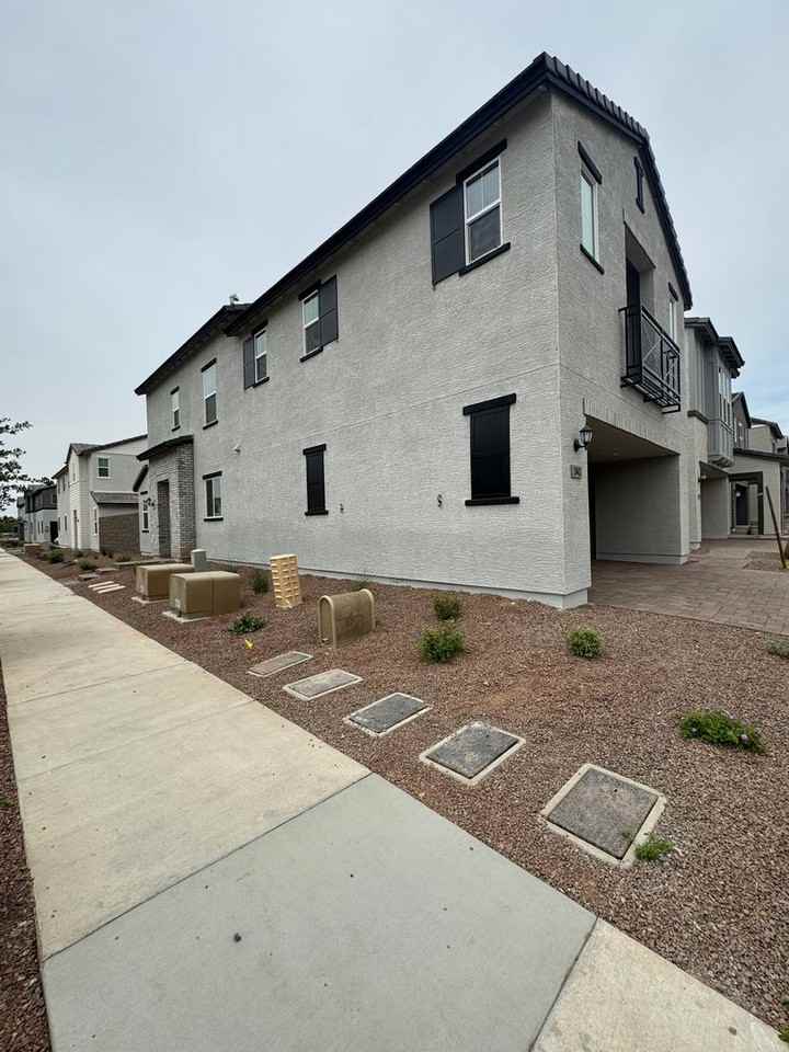 2442 W Maximo Way - Photo 2 of 30