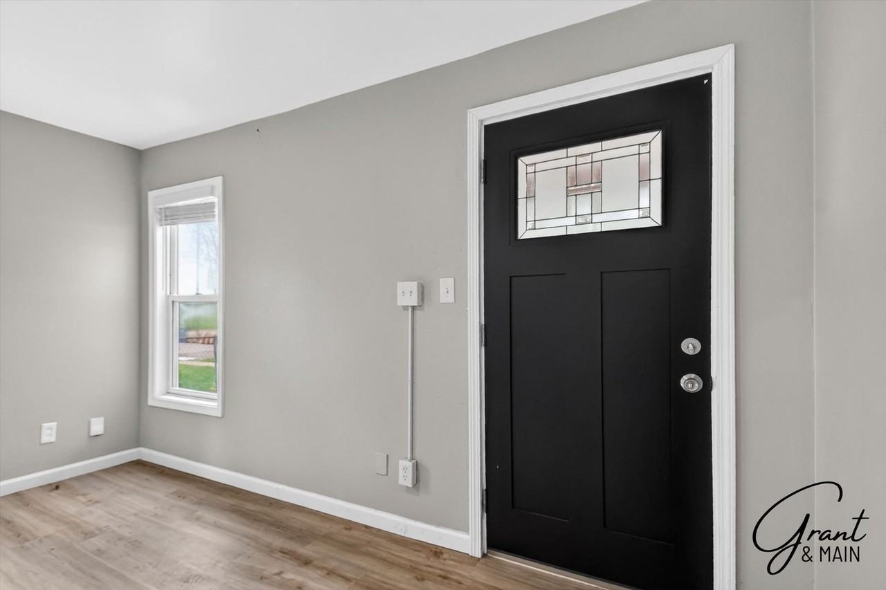 11319 Chalmers Ave - Photo 2 of 22