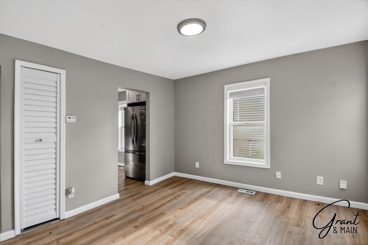 11319 Chalmers Ave - Photo 4 of 22