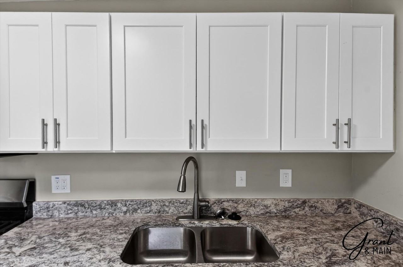 11319 Chalmers Ave - Photo 6 of 22