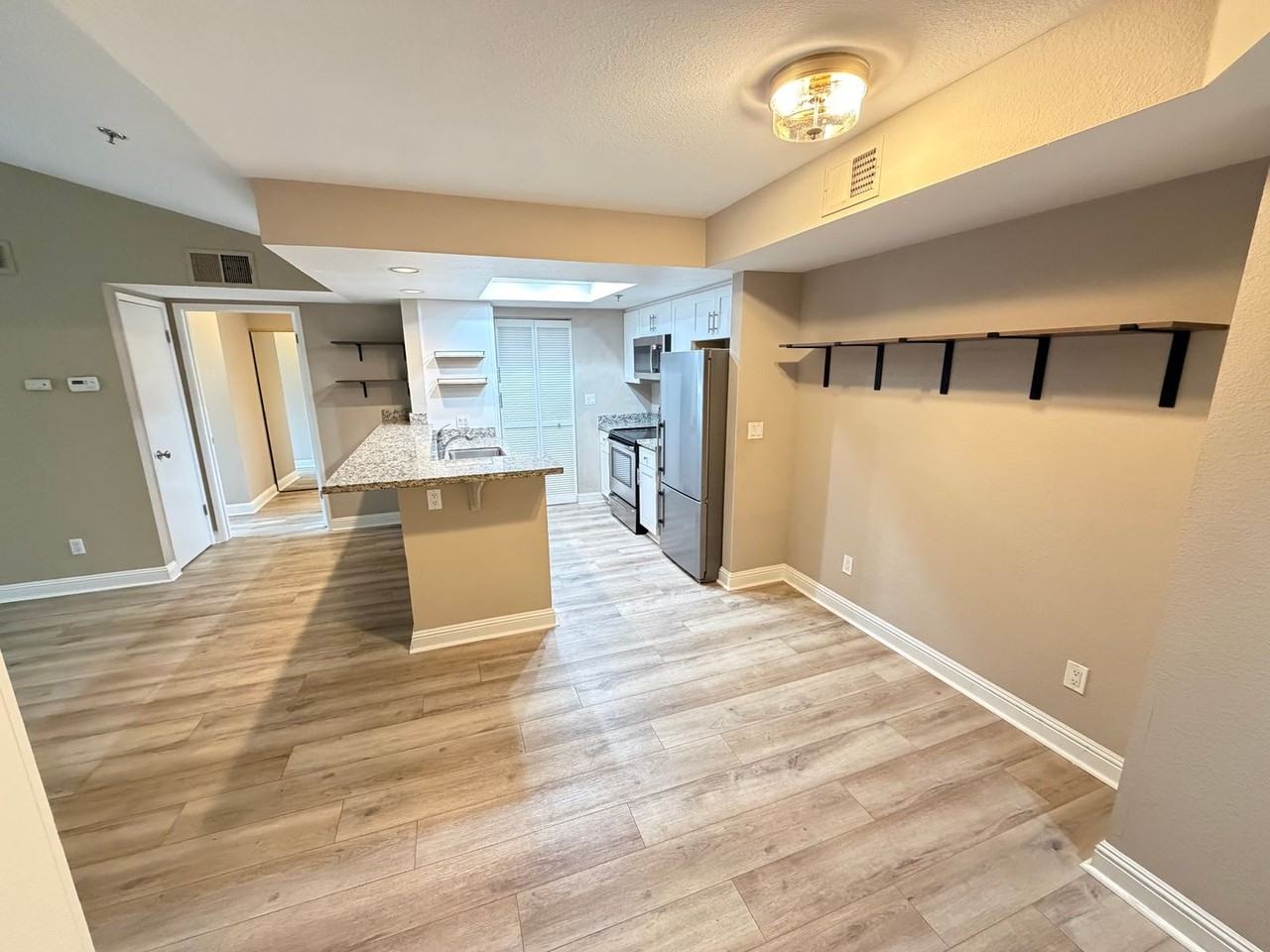 2560 Oak Rd #321 - Photo 3 of 18