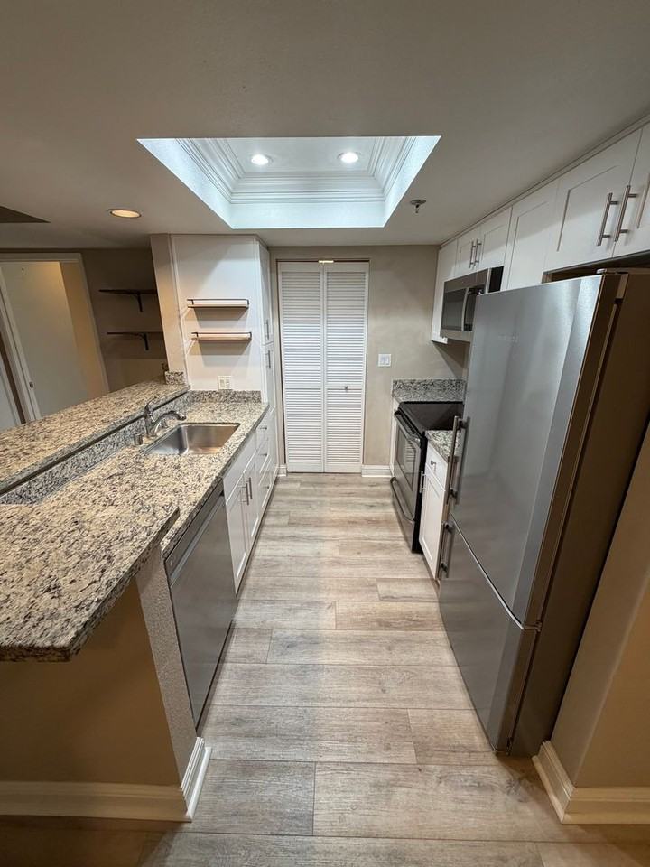 2560 Oak Rd #321 - Photo 4 of 18