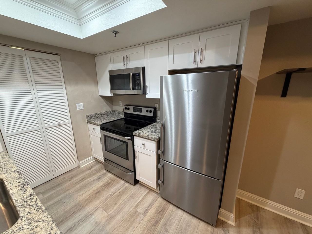2560 Oak Rd #321 - Photo 5 of 18