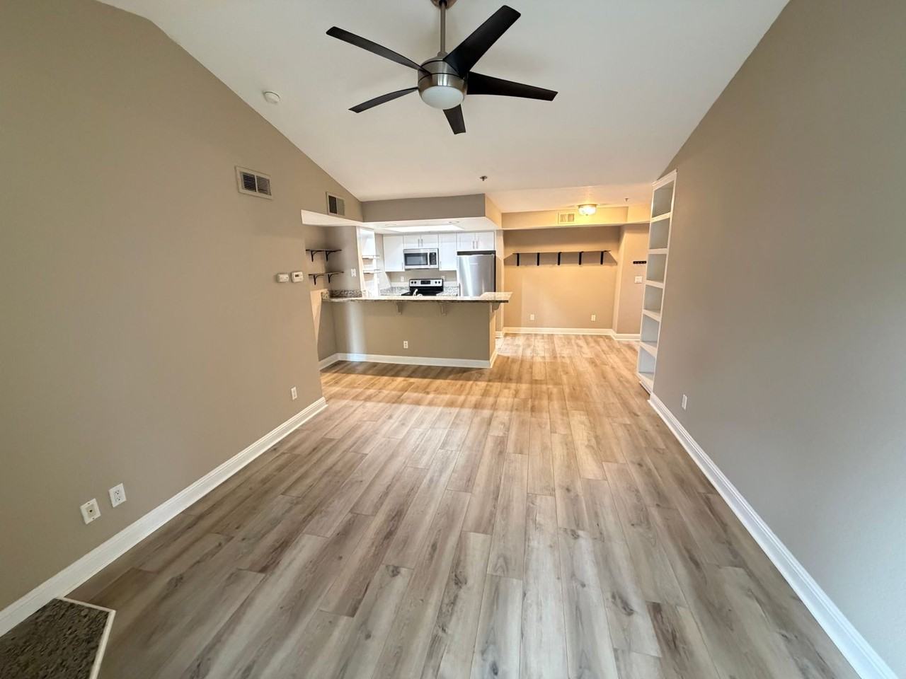 2560 Oak Rd #321 - Photo 7 of 18