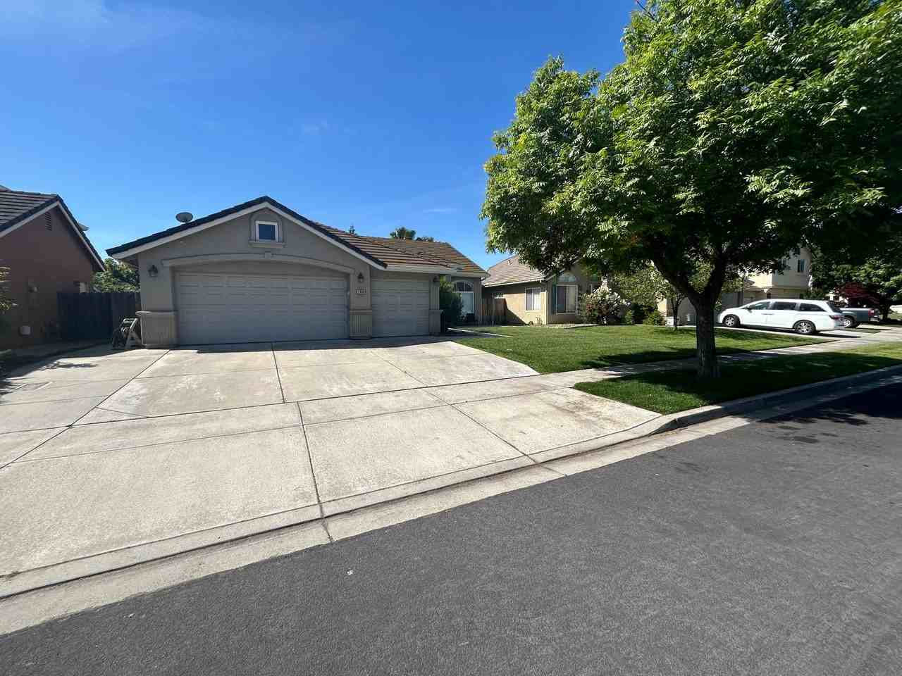 2464 Oak Crest Dr - Photo 2 of 7