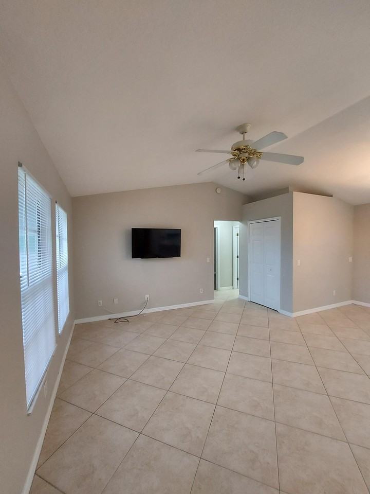 1820 Ne 19th Pl #1 - Photo 2 of 13