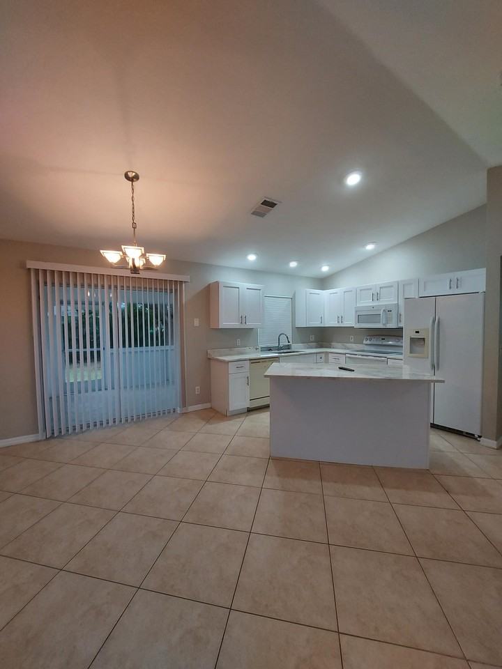 1820 Ne 19th Pl #1 - Photo 3 of 13