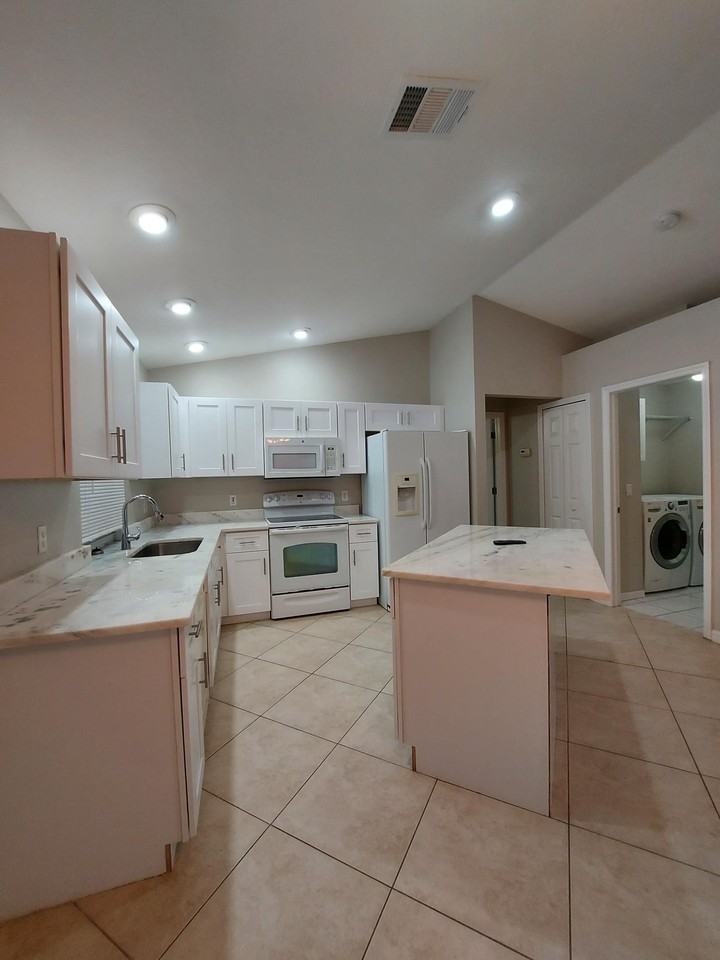1820 Ne 19th Pl #1 - Photo 4 of 13