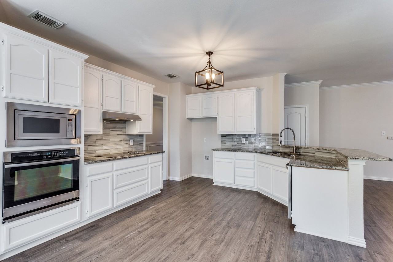 1917 Brook Ln - Photo 2 of 14