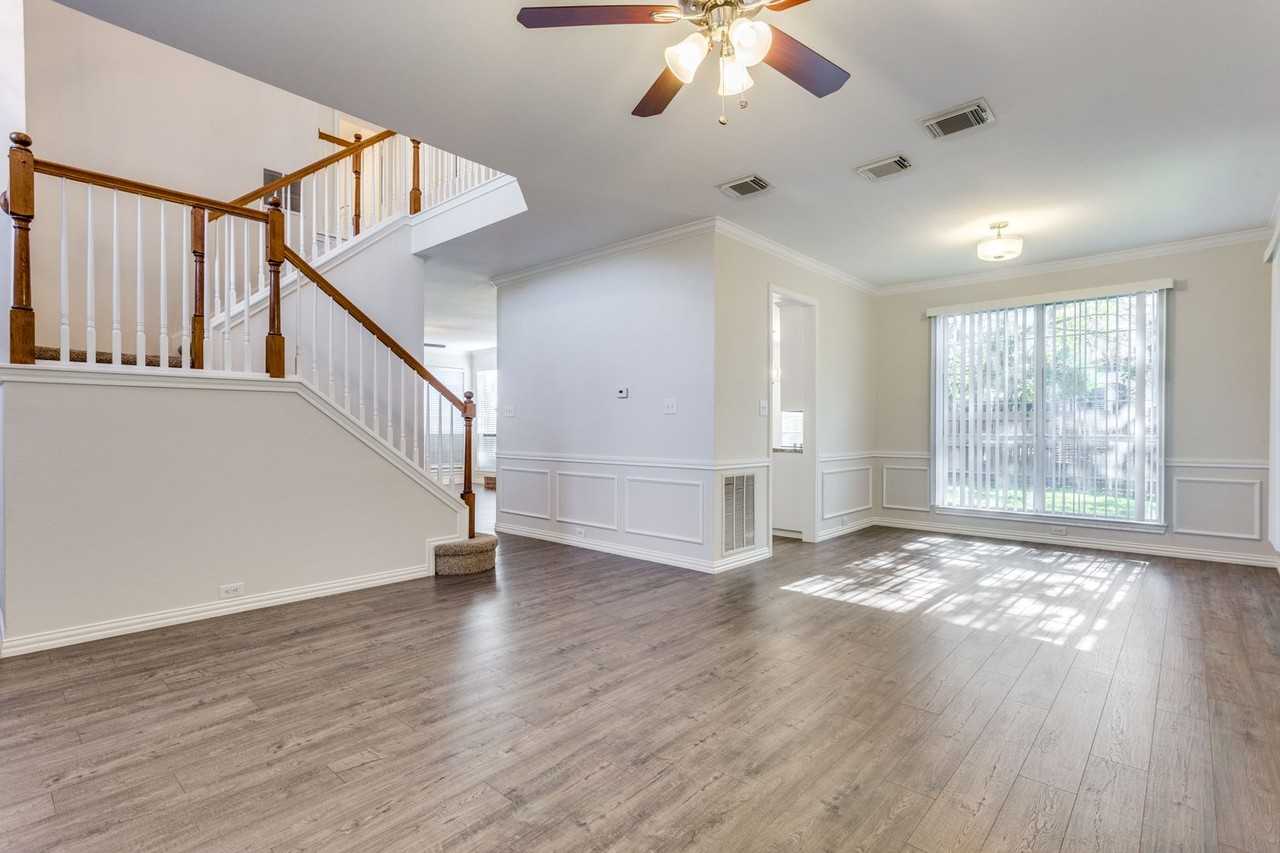 1917 Brook Ln - Photo 4 of 14