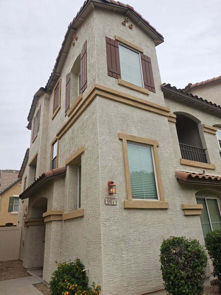 907 W Wendy Way