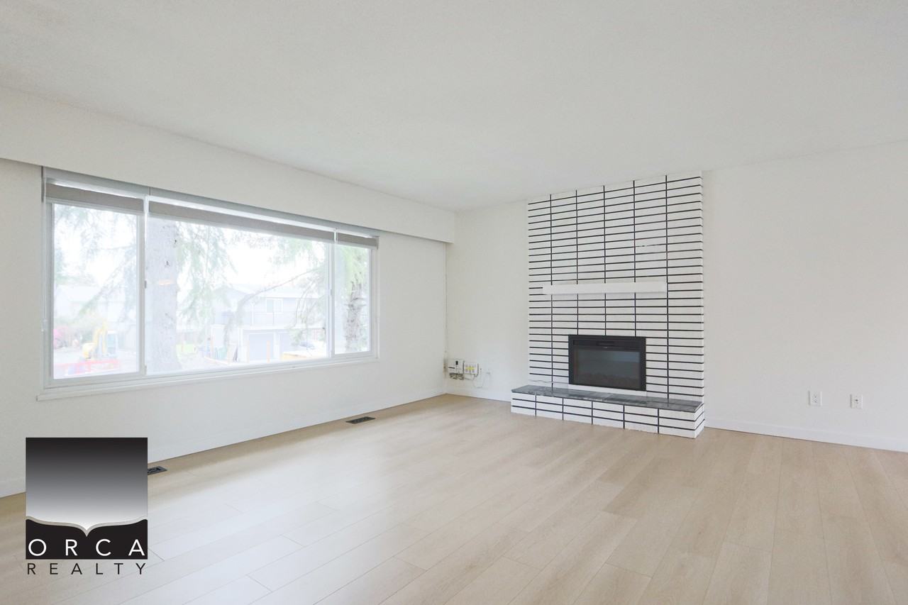 7411 Thormanby Cres - Photo 4 of 24