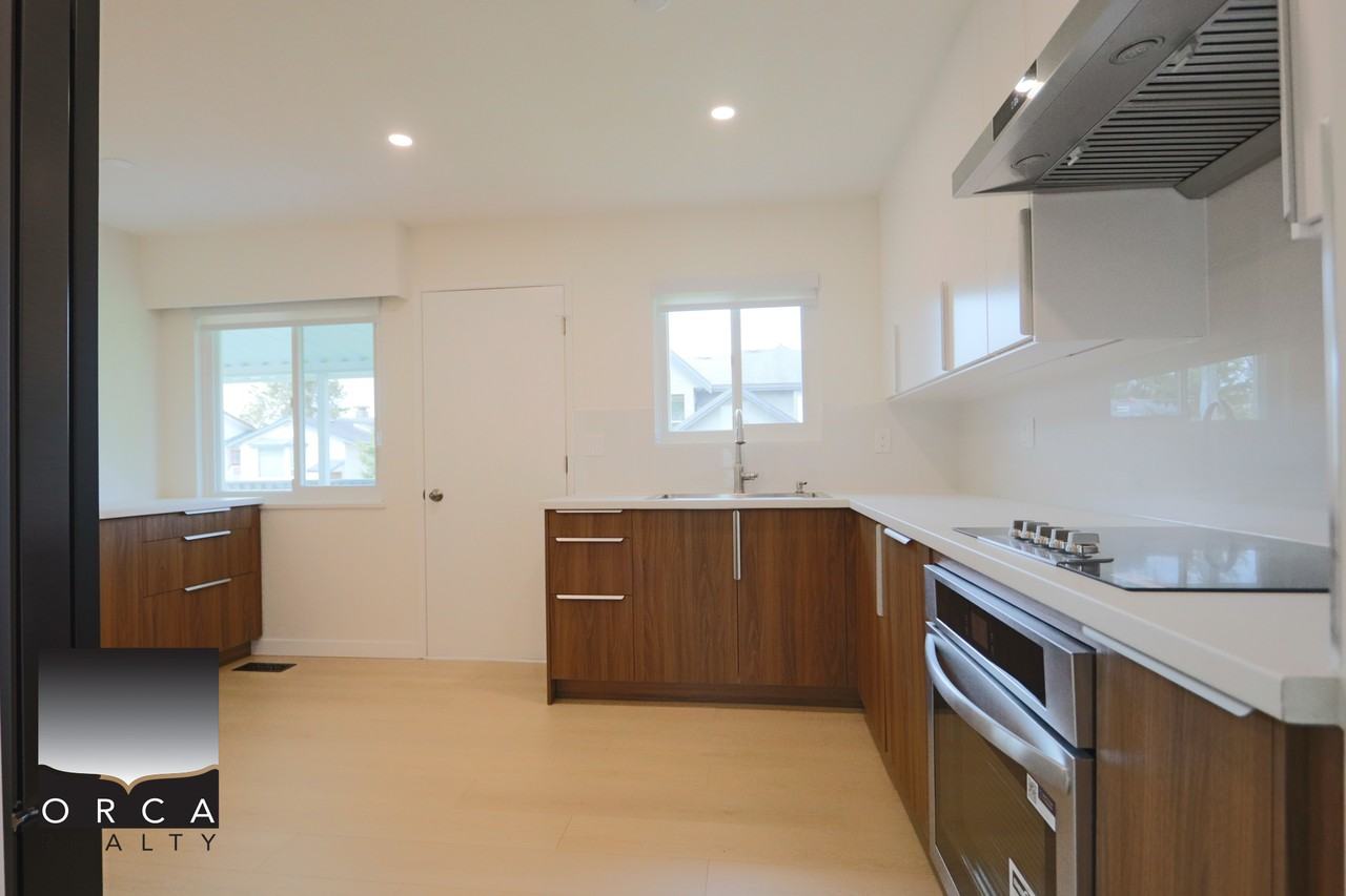 7411 Thormanby Cres - Photo 5 of 24