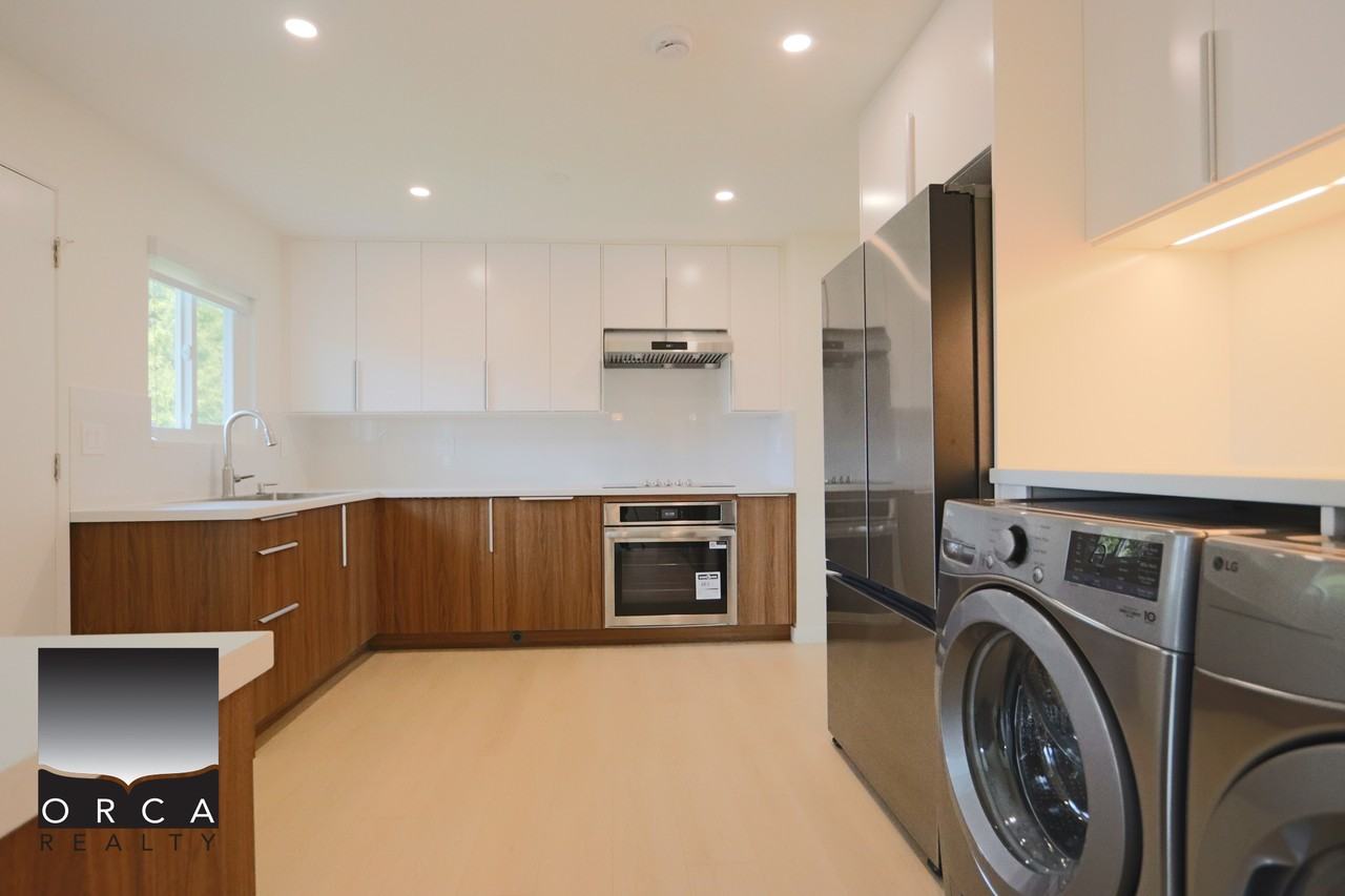 7411 Thormanby Cres - Photo 7 of 24