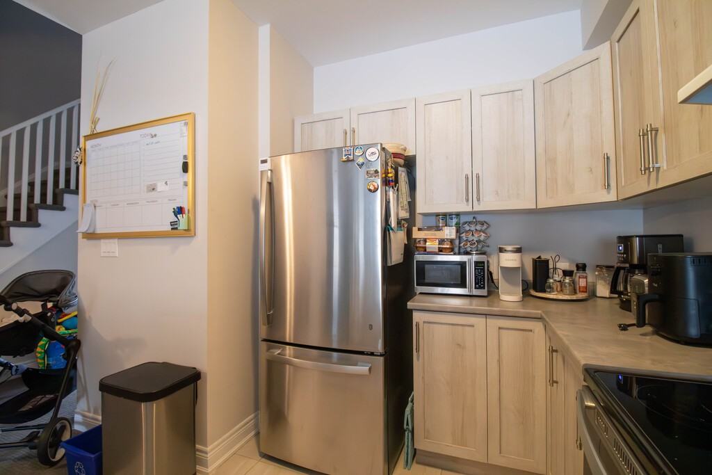 441 Viking St - Photo 4 of 20