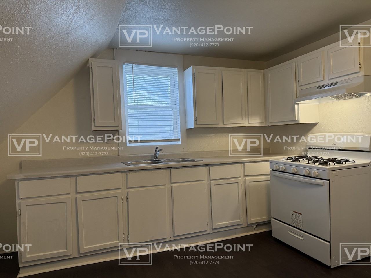 1139 1/2 E Walnut St - Photo 2 of 12