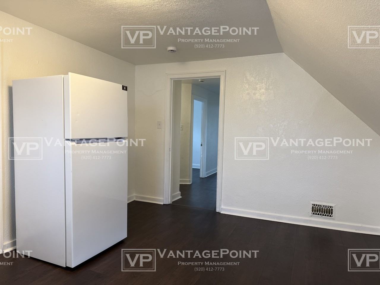 1139 1/2 E Walnut St - Photo 4 of 12