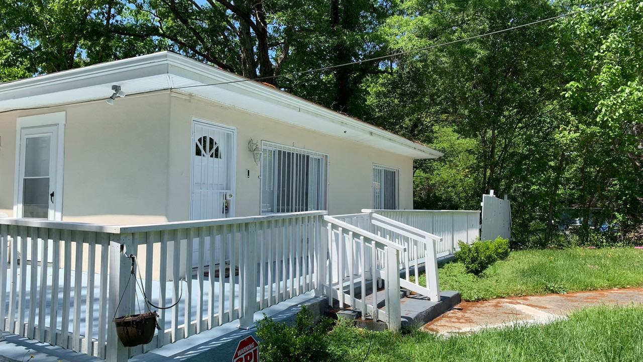 116 E Cornwallis Rd - Photo 2 of 44