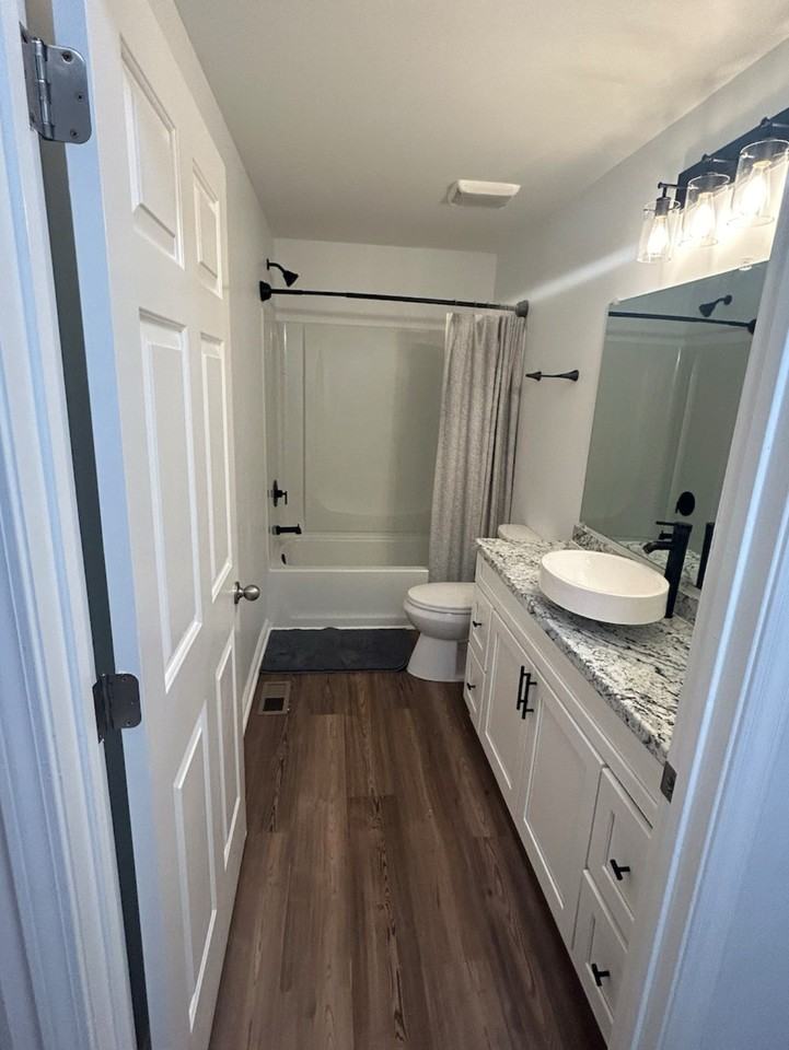 5410 Albemarle Rd - Photo 3 of 34