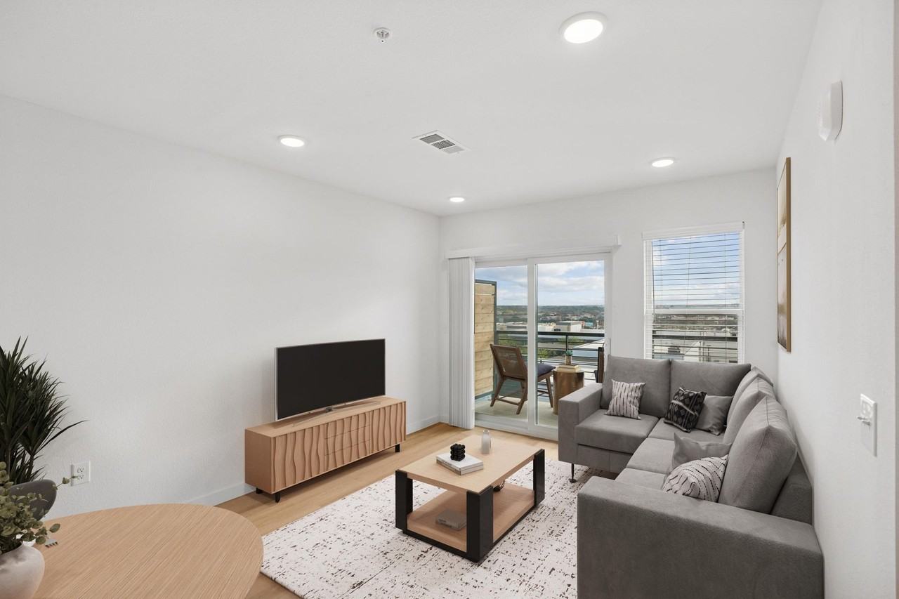 2015 East Riverside Drive - Photo 5 of 10