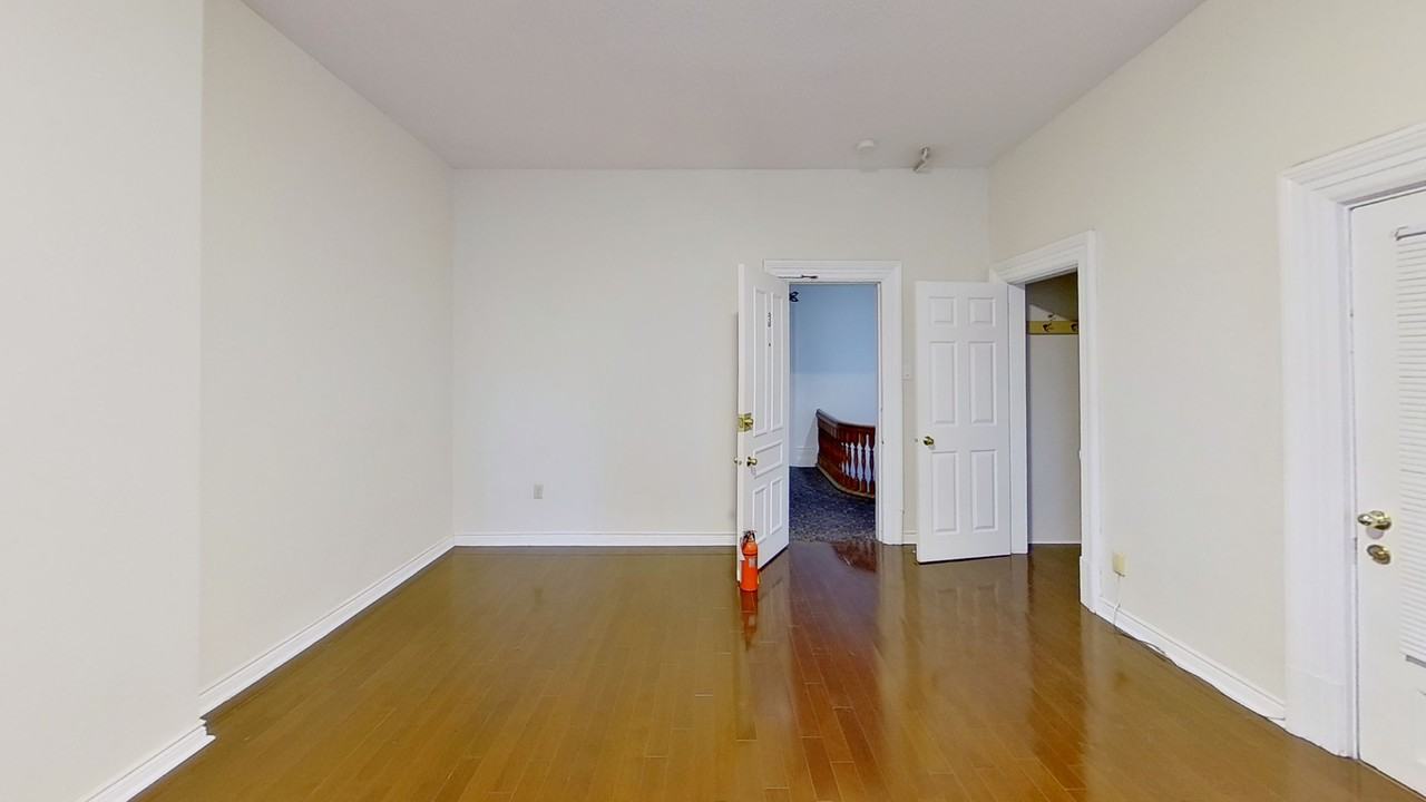 101/103 Spadina Rd - 101 - 3 #101-3 - Photo 2 of 7