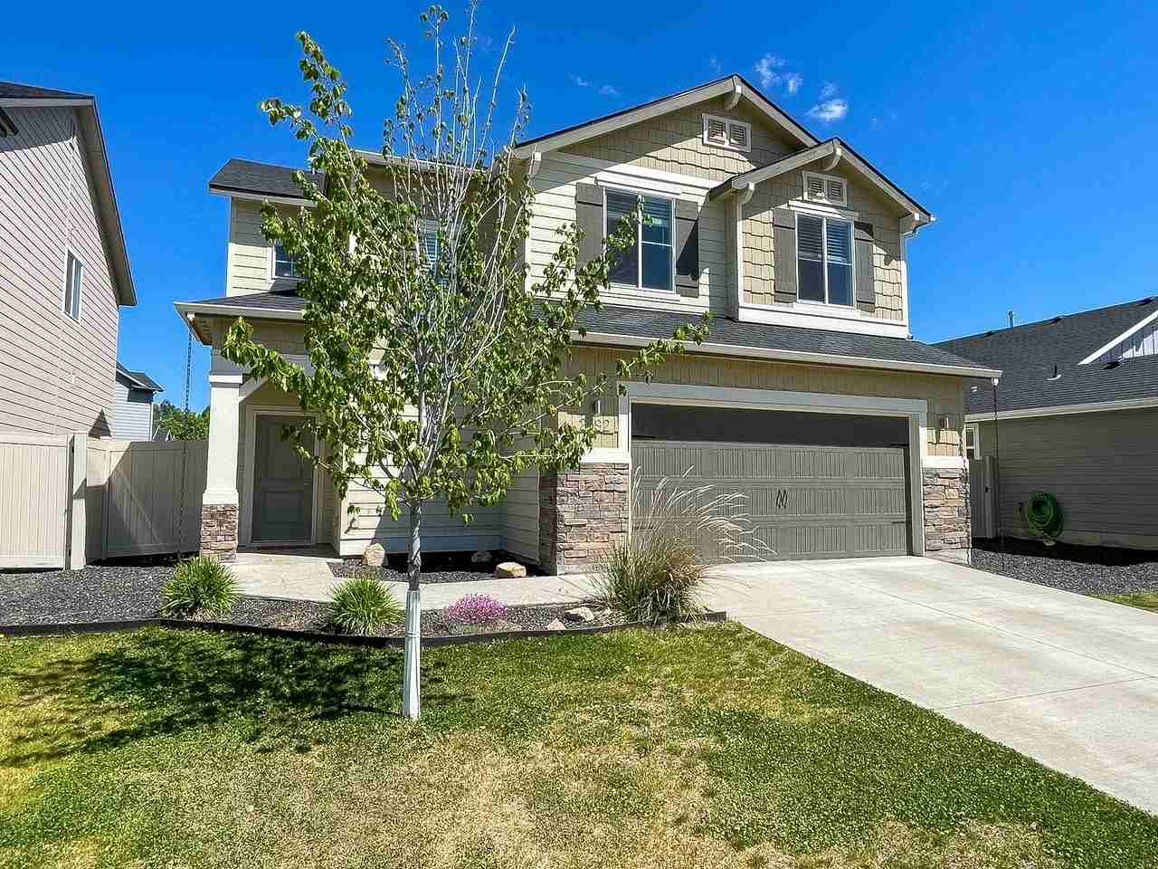 2592 E Blackstone Dr #1 - Photo 2 of 42