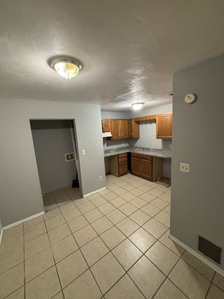 2321 Sw 31st Pl #1 - Photo 4 of 17