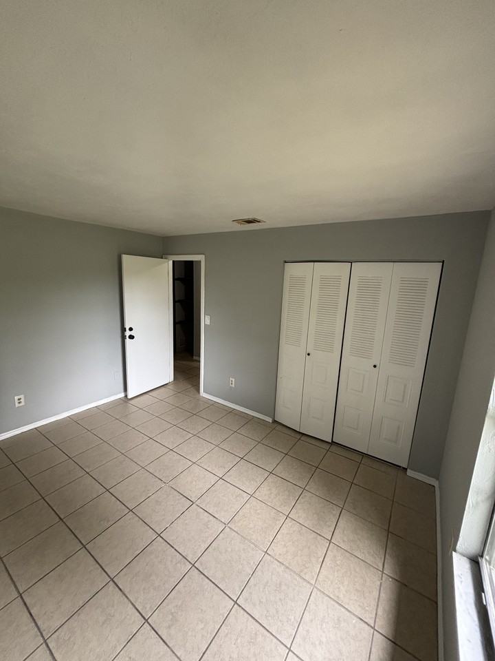 2321 Sw 31st Pl #1 - Photo 7 of 17