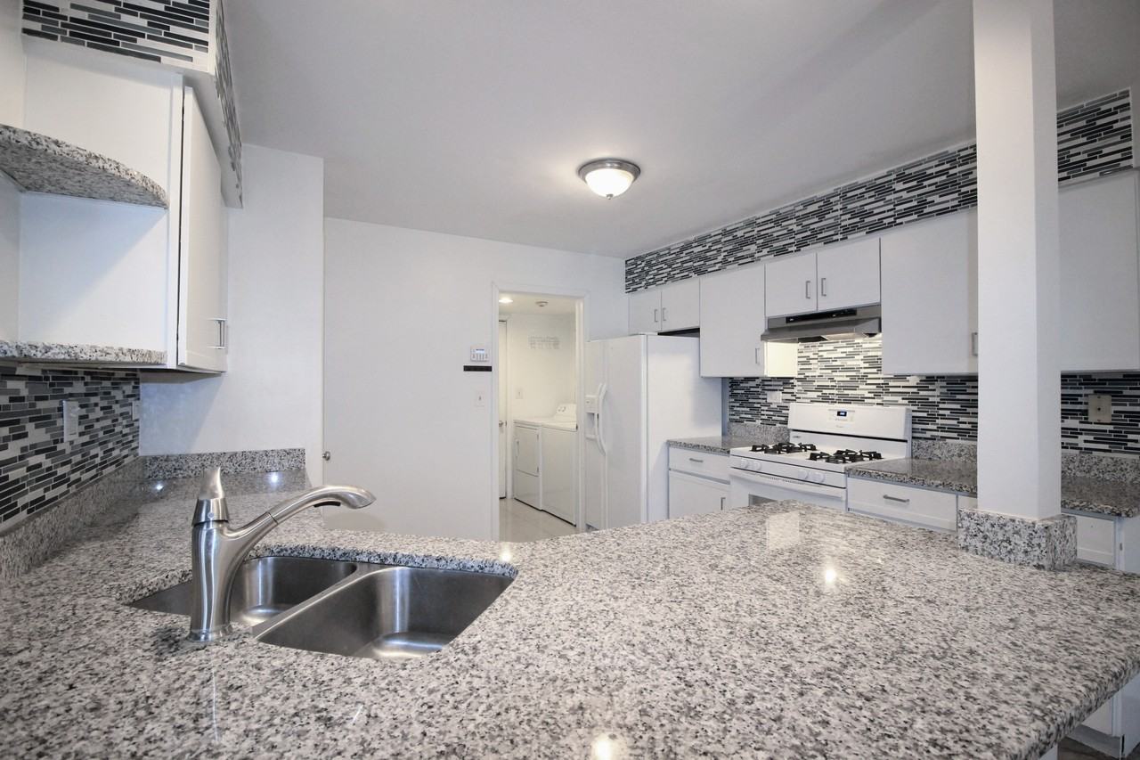 1488 Club Dr #4 - Photo 5 of 14