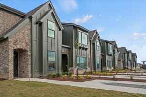 featured image of 1308 Twelve Oaks Ln #1