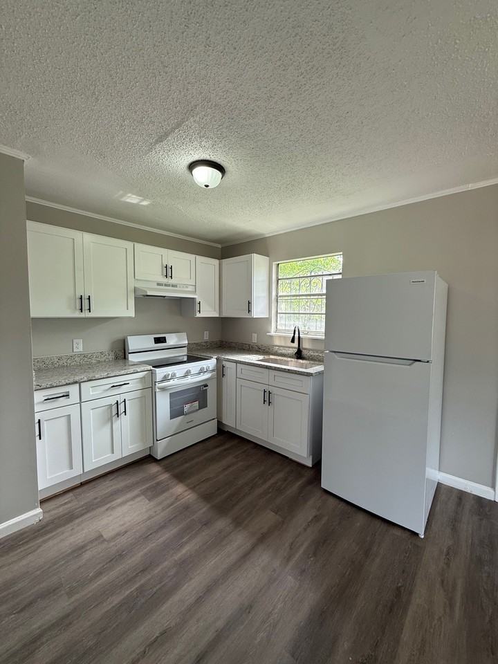 3720 Howard Ave Sw #1 - Photo 2 of 8