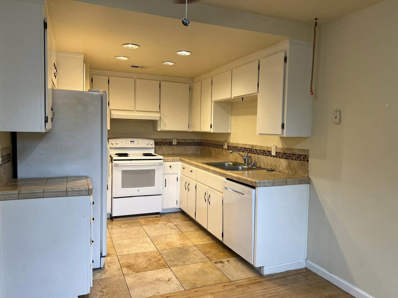 1819 Cherokee Dr #4 - Photo 6 of 15