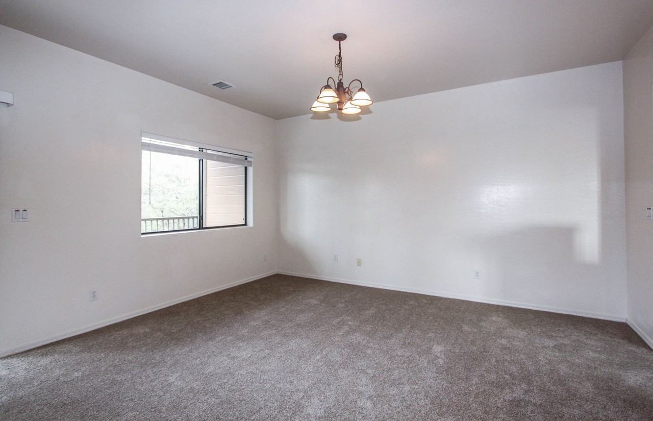 1060 Stratus Way - Photo 3 of 15