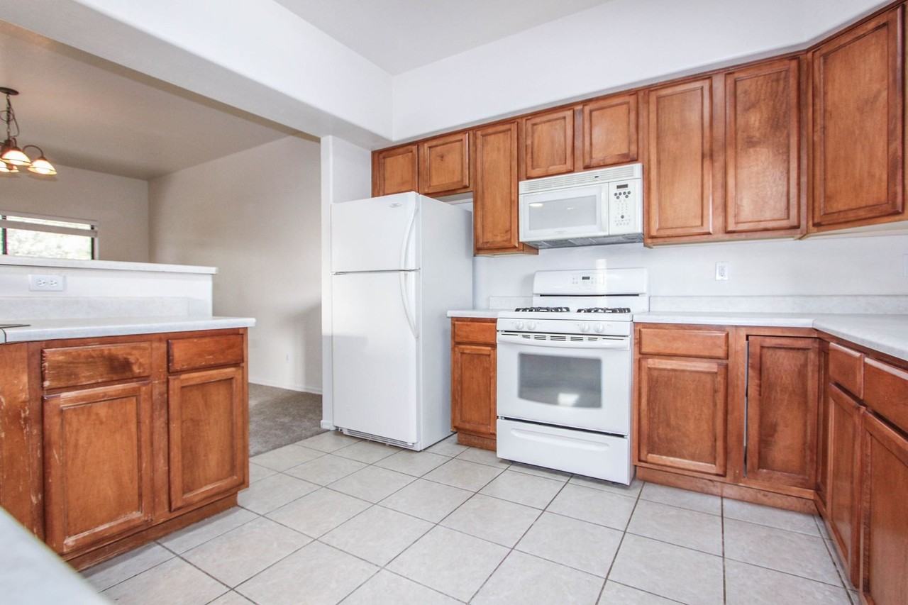 1060 Stratus Way - Photo 4 of 15