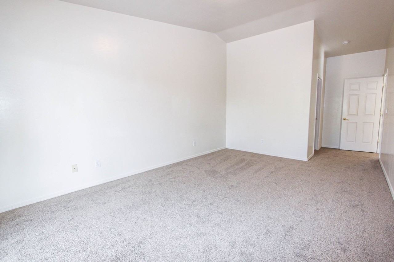 1060 Stratus Way - Photo 6 of 15