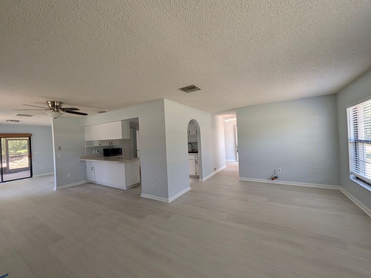 2510 W Dolphin Dr - Photo 2 of 23