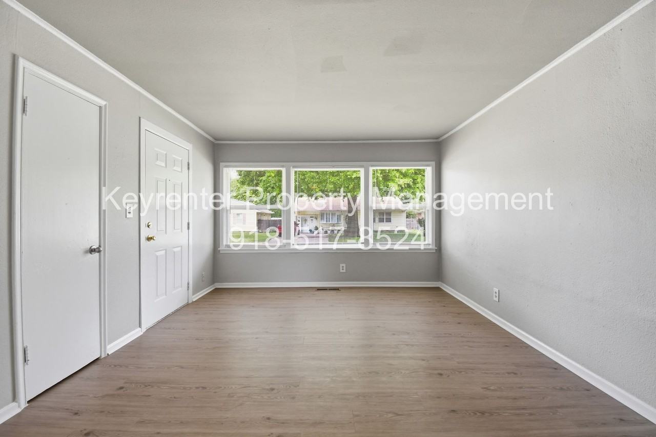 1514 E 49th St - Photo 6 of 22