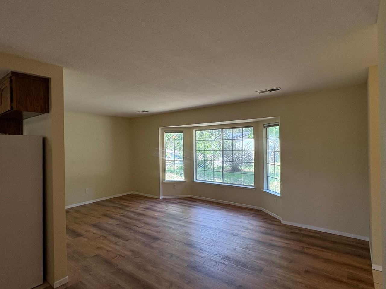 Hangtree Ln - Photo 5 of 11