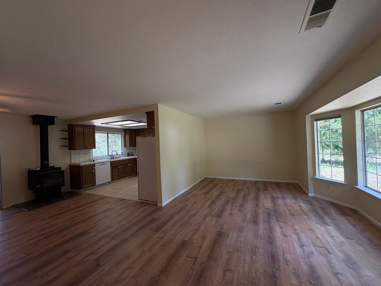 Hangtree Ln - Photo 3 of 11