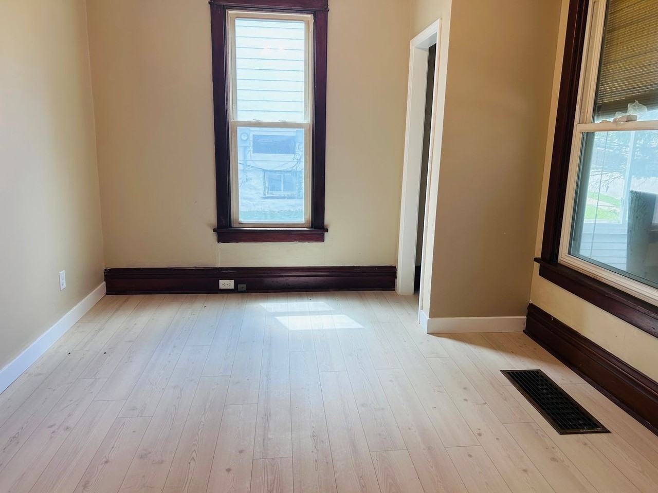 440 Winona St - Photo 5 of 15