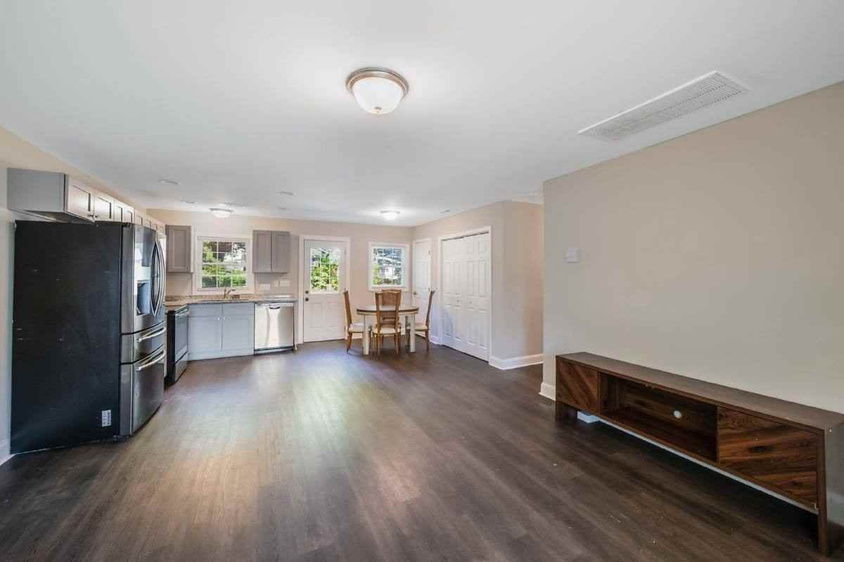 912 E Joyner St - Photo 2 of 10