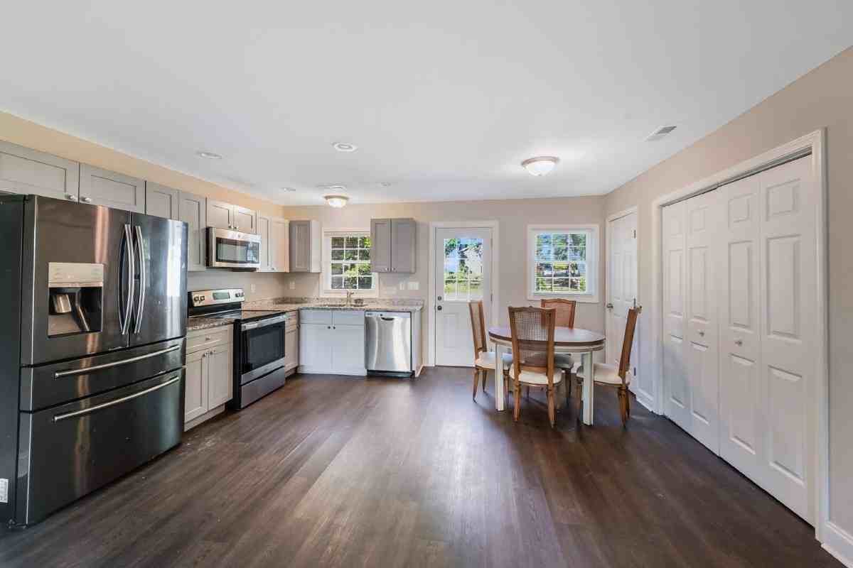 912 E Joyner St - Photo 3 of 10