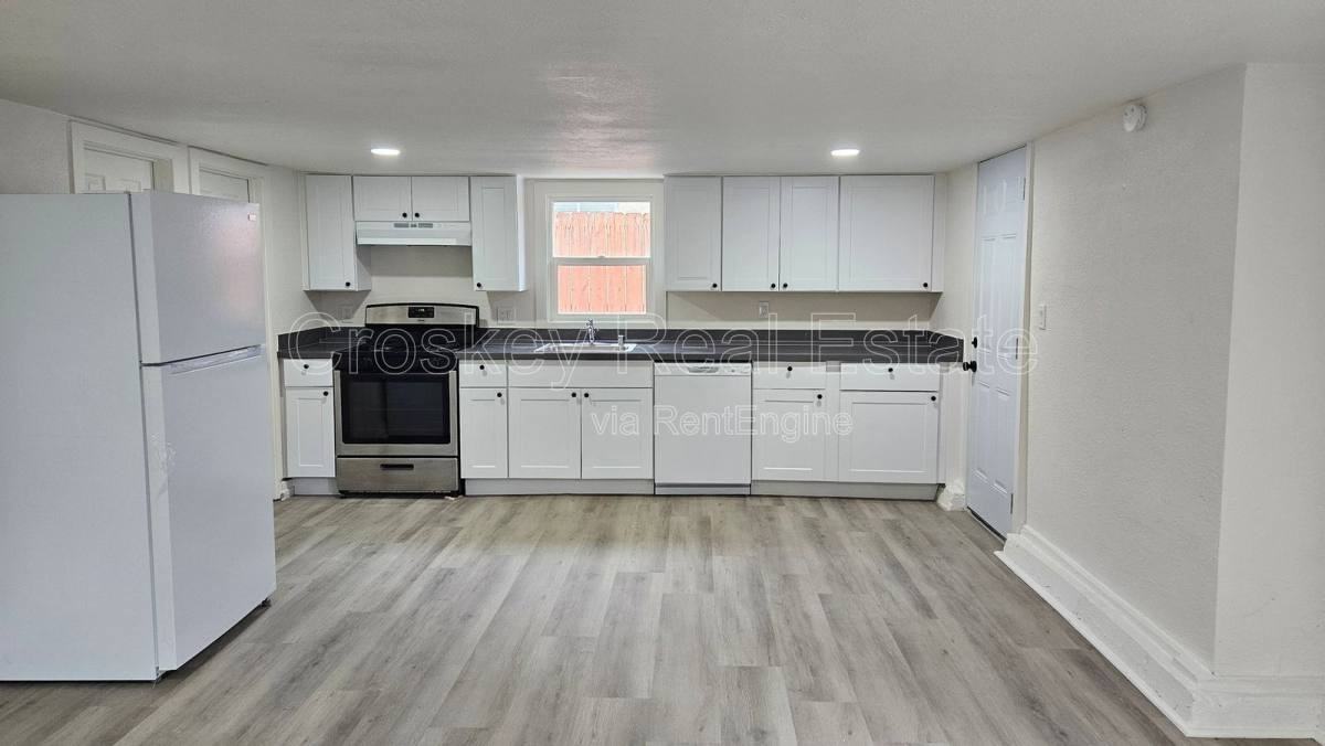 1346 Redwood St - Photo 2 of 10
