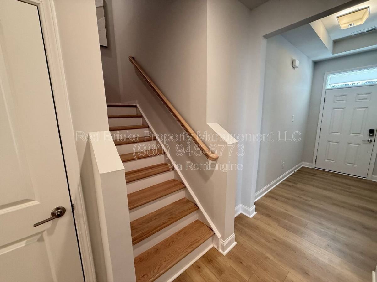 1014 Mapletree Ln - Photo 3 of 10