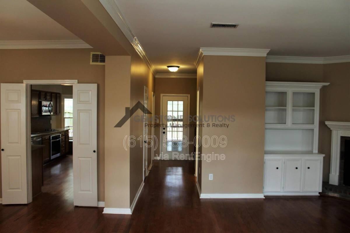 430 Maplegrove Dr - Photo 4 of 10